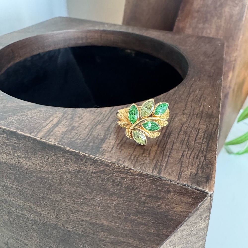 Vintage 1974 Avon Leaf Lights Ring Peridot & Jonquil Colored Stones, Uranium